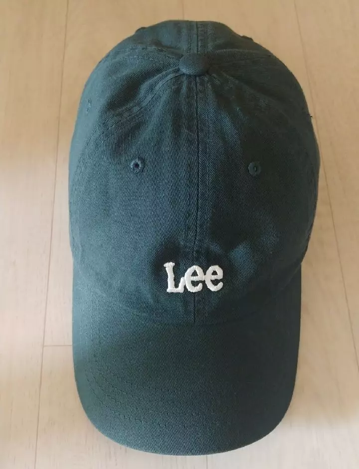색상이 너무 이뻐요. 생각했던 것 보다 더 이뻐서 받고 너무 좋았어요!! 검정색 모자만