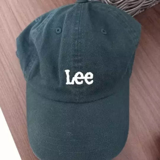 어두운 초록색이라 많이 튀지않고 어디든 잘 어울려요