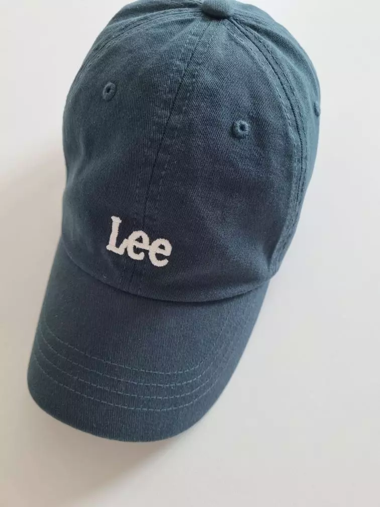 여기저기 편하게 쓰기 좋은 모자인거같아요문안하고 모든 스타일에 잘 어울립니다