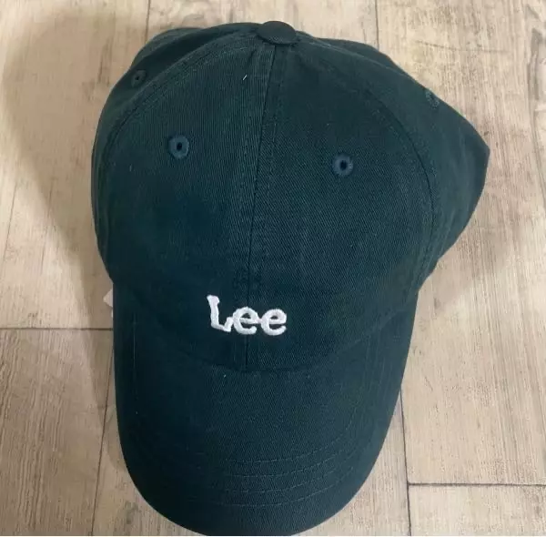 데일리나 무채색에 포인트로 주기 좋은 색감이라 맘에 들고 핏도 예뻐 만족합니다 