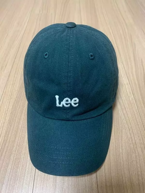 제품 상세 사진과 동일한 색상입니다.다크 그린(청록색)이라 밝은색 옷에 컬러 포인트로