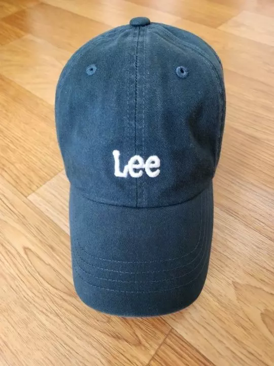 초록색이긴 한데 선명한 초록색은 아닙니다. 캐주얼하게 입었을때 꾸미기 좋은거 같아요