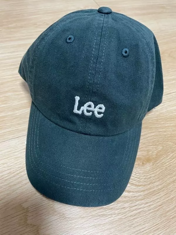 색감은 사진 그대로고 착용감도 좋아요! 다른 모자 쓰면 조금 꽉끼는편인대 캡쪽이 널널