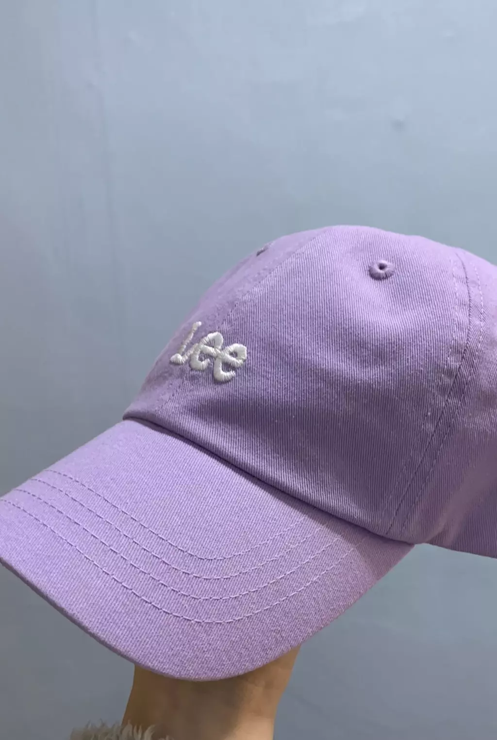 어두운 볼캡만 있어서 밝은 컬러 볼캡 써보고 싶어서 구매하게됐어요. lee모자는 처음 