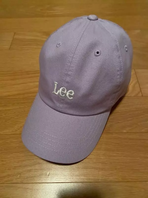 색상은 파스텔 톤이지만 기본티에 차분한 포인트?로 괜찮아요. 예쁩니다.