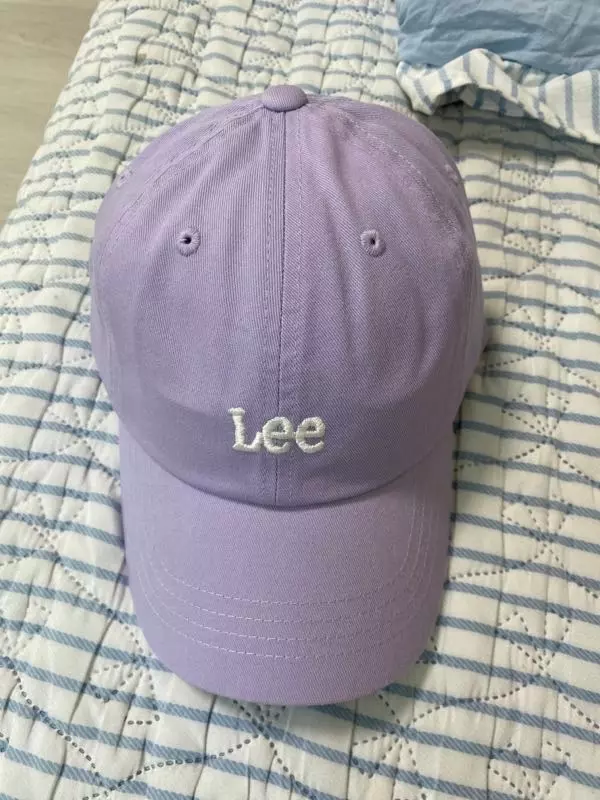 색깔이 너무 이쁜거같아요! 친구가 이런 색깔 잇는 모자 좋아해서 생일선물로 샀는데 너