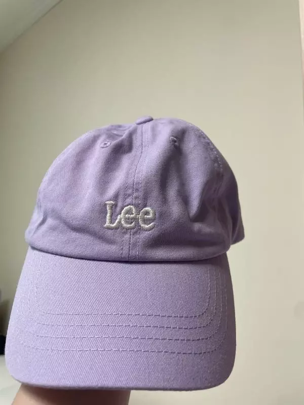 진짜 이거 제가 제일 아끼는 모자예요 ㅠ 색도 너무 예쁘고 무엇보다 납작두상인 저도 