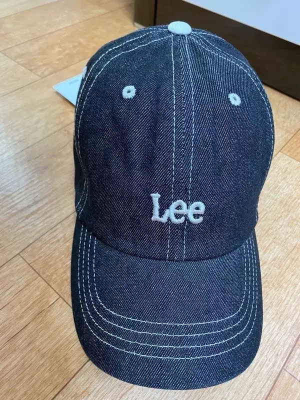 여유있는 크기로 머리가 푹 들어가서 좋아요 컬러도 특이하고 예뻐요