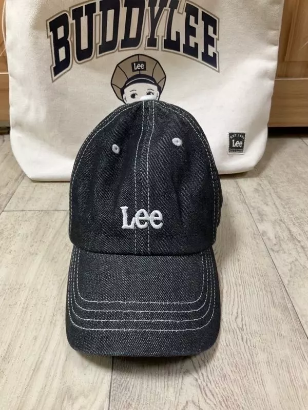 생각보다 너무 예뻐서 놀랐어요ㅎㅎ 흰색포인트랑 검은 청 느낌이 서로 너무 잘어울리고