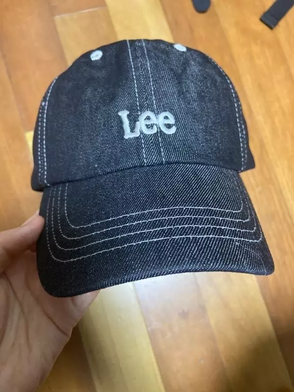 머리가 조금 큰 편인데도 잘 맞아요. 뒤에 끈으로 크기 조절 살짝 가능해요