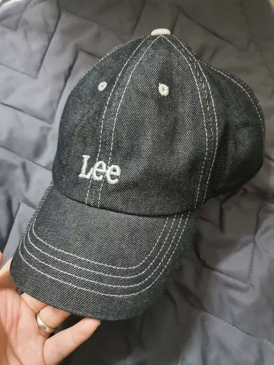 모자 핏도 예쁘고 맘에 들어요 스티치가 포인트라 밋밋해보이지않아요