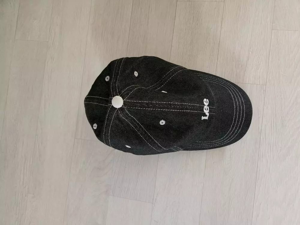 일반 검정모자에 비해 심심하지않게 쓰고다니기좋네요