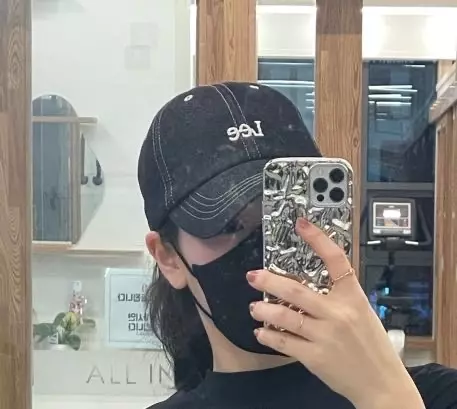 디자인이 넘 예뻐서 구매했눈데 저한테는 잘 안우울리는거 같아서 아쉬워요ㅠㅠ 모자는