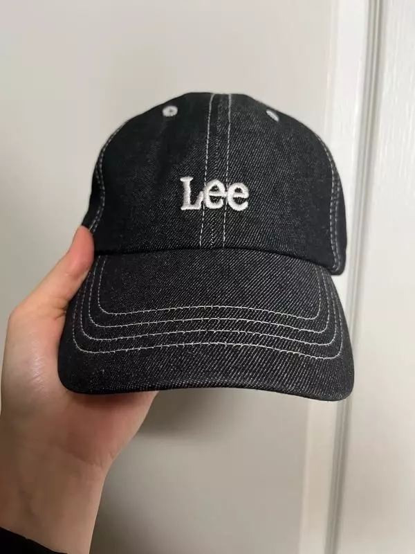 같은 베이지색 사고 너무 만족해서 스티치 포인트가 마음에 들어 구매했습니당 모자 착