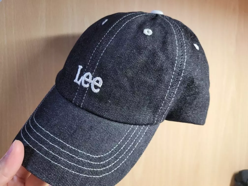 리 모자는 다 좋은데 사이즈가 너무 커요ㅠㅠ가장 끝까지 줄여도 커서 귀까지 내려오네