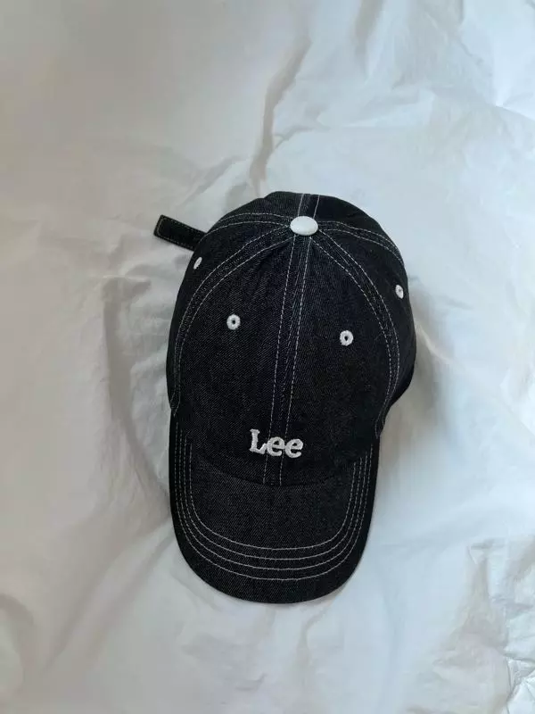 사이즈는 좀 크지만 그래도 예뻐요 푹 눌러쓰기 딱 좋아요