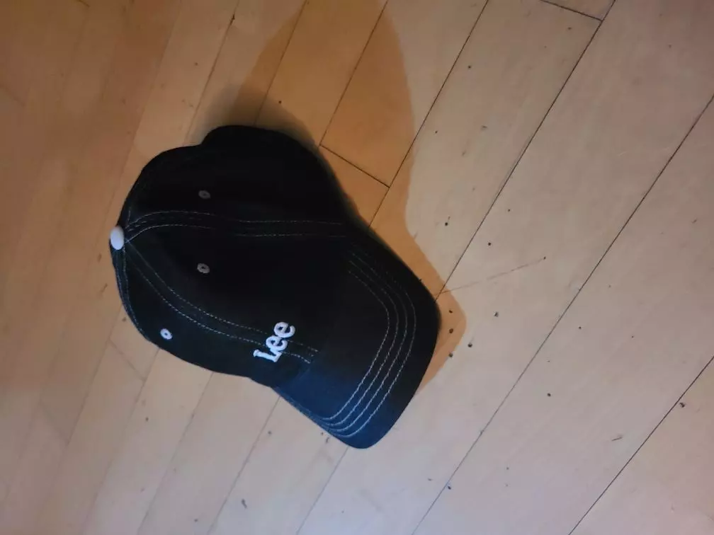 모자가 튼튼하고 모양이 잡혀있어요 예쁘고 좋은데 캡의 세로 길이가 넉넉해서 조금 큰