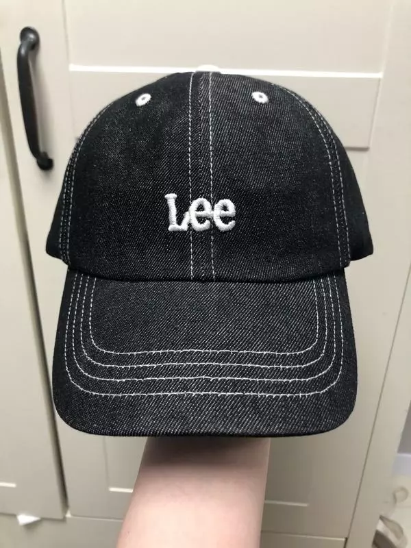 크긴한데 작은거보단 나아요ㅋ 모자가 되게 깊고 챙도 옆으로 넓은듯 개이쁨 내일부터 