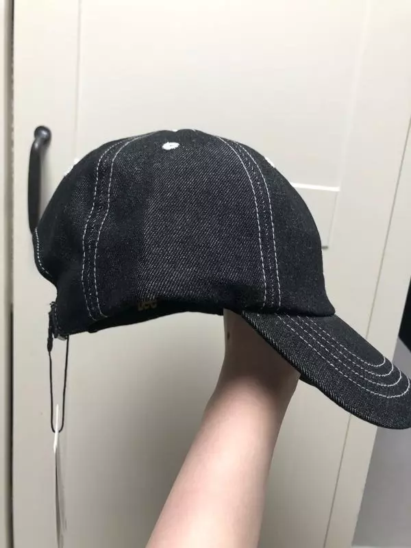 크긴한데 작은거보단 나아요ㅋ 모자가 되게 깊고 챙도 옆으로 넓은듯 개이쁨 내일부터 