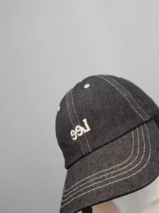 사진과 같아요 색감 예쁨 근데 뒷통수가 납작이라 사이즈 줄이면 뒤가 넘 남음ㅠ