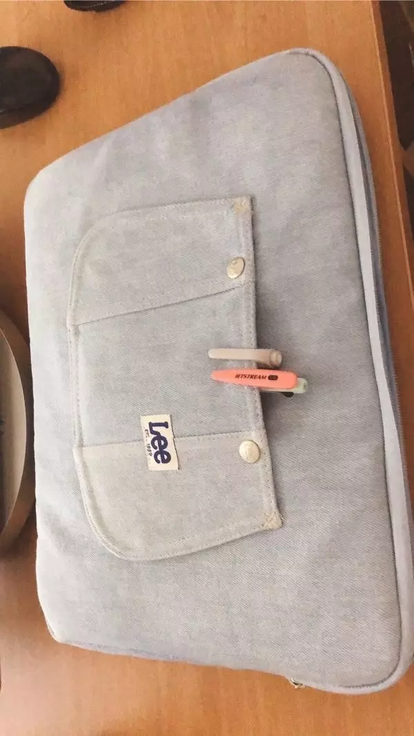 맥북 13인치에 비해 크긴 한데 휴대용 받침대나 노트를 같이 넣을 수 있어서 좋아요!