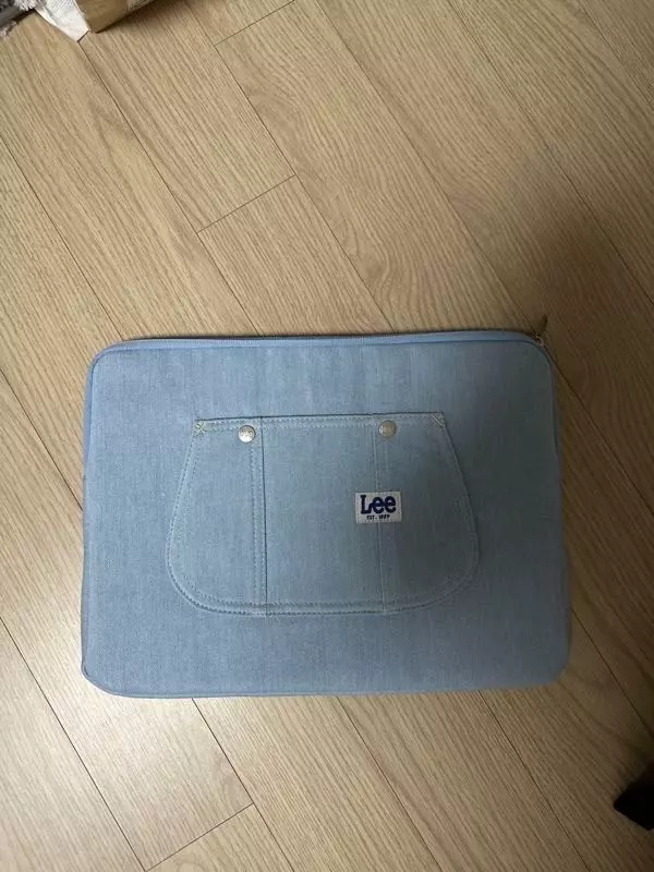 디자인 독특한데 예쁘고 질감도 좋고 폭신해서 보호도 잘 될듯요!