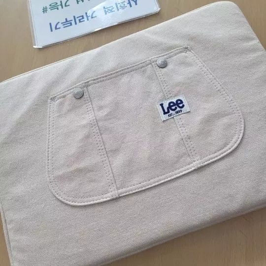 15인치도 들어갑니다! 갤럭시북 프로 사용중인데 완전 딱 맞게 들어가요 지퍼 잠구기도