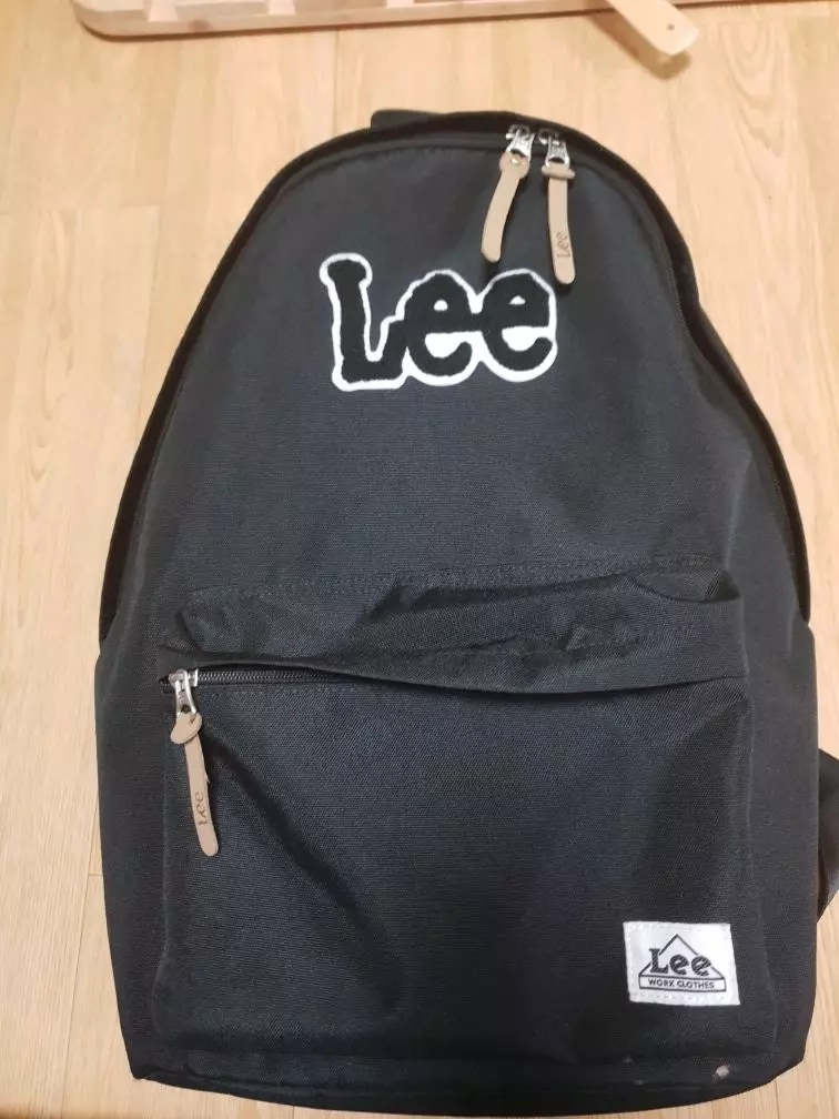 생각보다 사이즈 적당하고 편하게 매고 다니기 좋네요!!