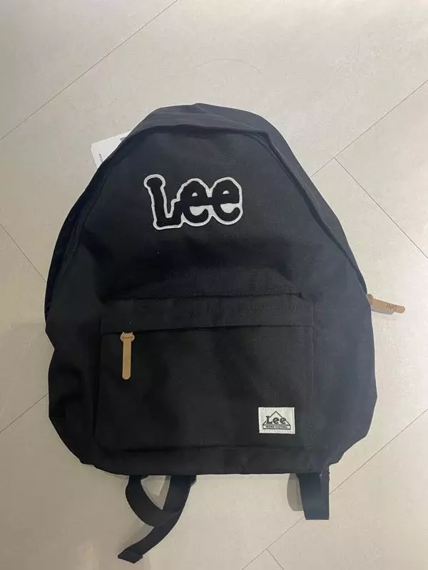 크기도 적당하고 너무 밋맛하지 않게 귀여운 포인트가 있어서 어느 옷에나 편하게 매치