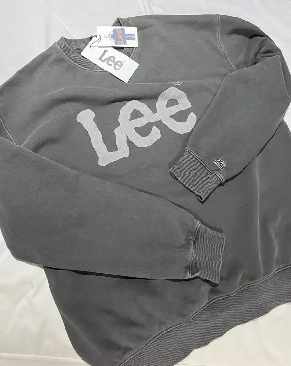 흔하지 않은 색깔이라서 너무 맘에 들어요. 빈티지 스러운게 특징인 거 같아요. 소매나