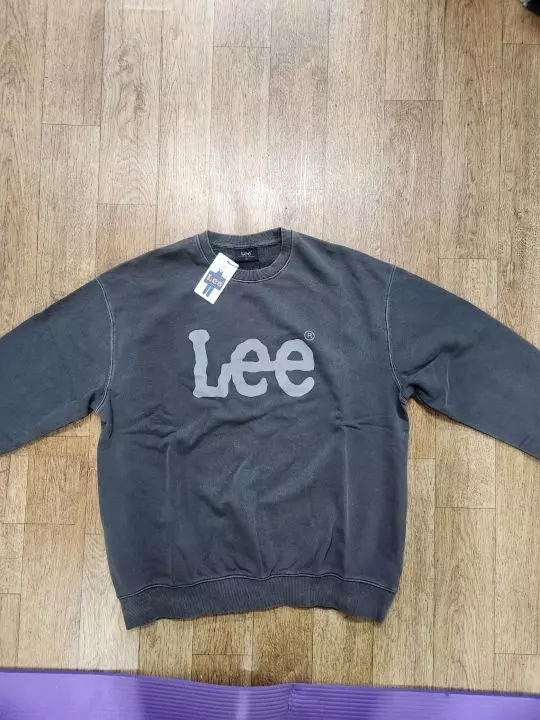 색상이 일단 너무 이쁩니다. 사이즈도 적당히 잘 맞았고.  자주입을 거 같습니다