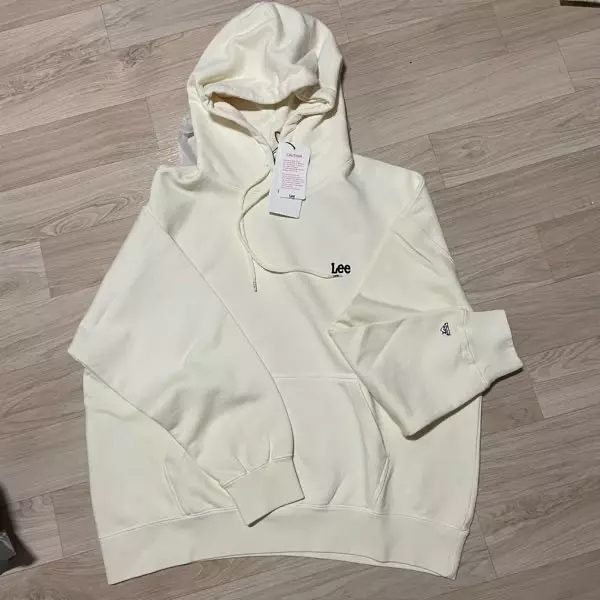 아이보리에 약간 레몬탄 색감이에요 배송도 빨리오고 밑단이 안조여서 좋아요 핏도 예뻐