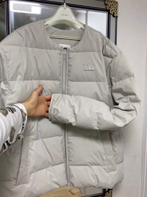 우선 옷이 가벼워요. 그렇다고 춥진 않아요. 한 겨울이 아닌 이상은요. 색상이 밝아서 