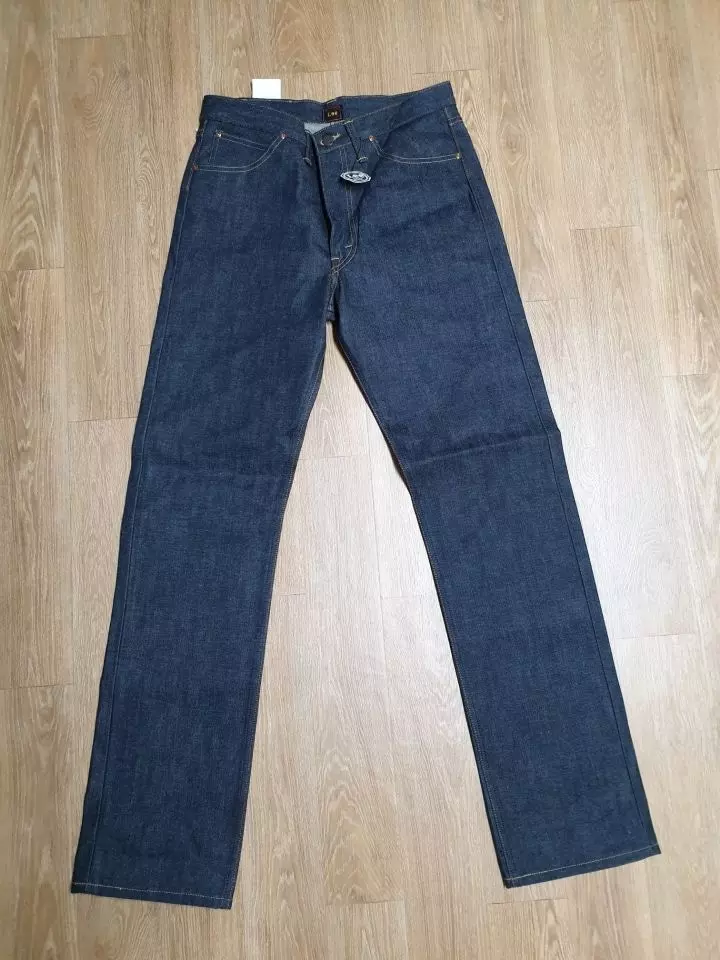 하프 셀비지 리지드 데님이라 특유의 뻣뻣함이 좋고 색감이 너무 맘에 듭니다. 기장이 