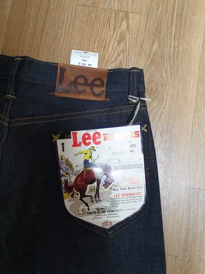 하프 셀비지 리지드 데님이라 특유의 뻣뻣함이 좋고 색감이 너무 맘에 듭니다. 기장이 