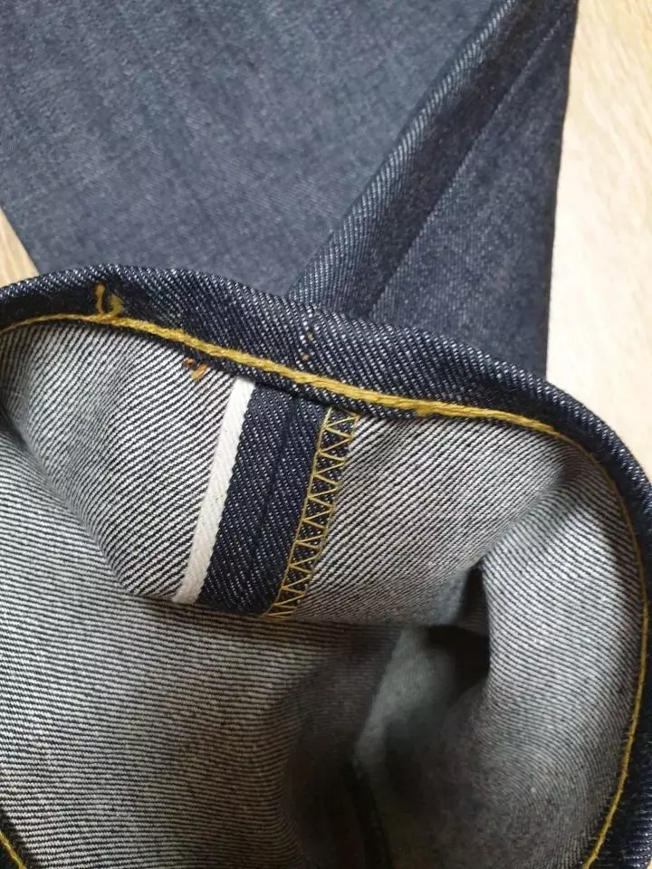 하프 셀비지 리지드 데님이라 특유의 뻣뻣함이 좋고 색감이 너무 맘에 듭니다. 기장이 