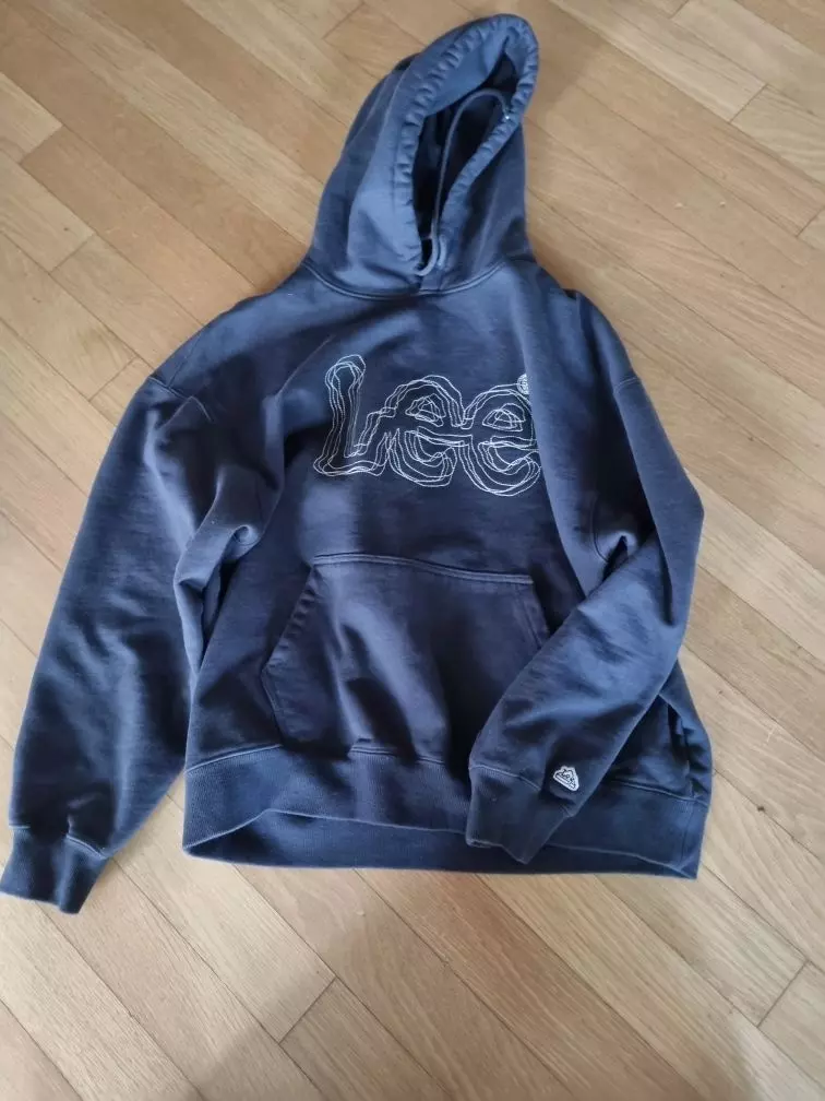 보는거보다 입히니까 예뻐요 자수스티치부분이 포인트고 아주 튼튼하게 꼼꼼하네요   마