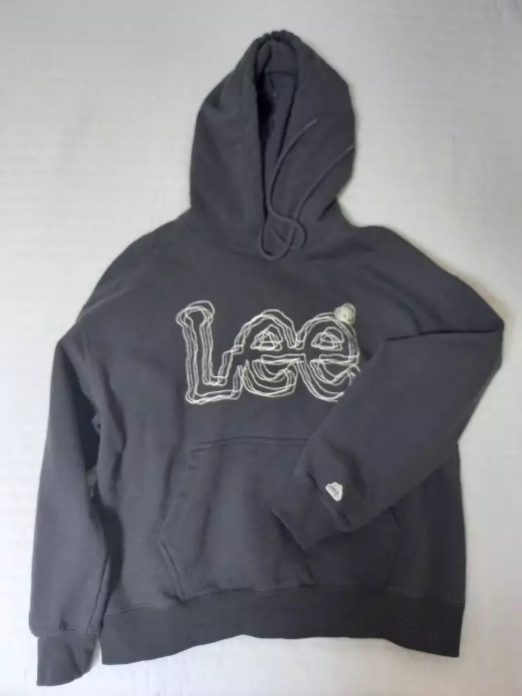 딸한테 클줄알았는데 적당합니다.예뻐요!자수 로고가 너무 이뻐요