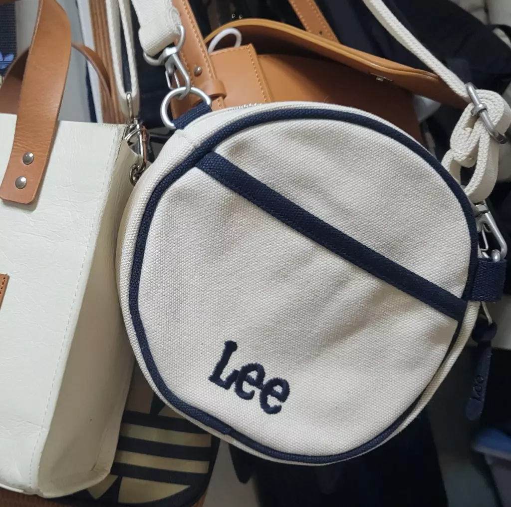 옆에 가방이 낡아져서 새로 산건데 옆에 가방보다 작네요..핸드폰, 카드지갑 들어가면 