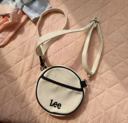 Lee에서 가방 처음 사보는데 귀여워요 한 눈에 반해서 샀는데 수납공간 은근 넉넉해요