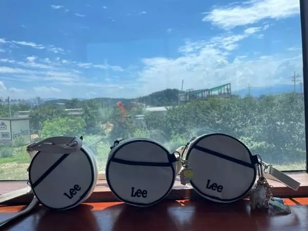 핸드폰 지갑 간단한 화장품 들어가기 딱 좋아요! 가벼운 옷차림으로 메고다니기도 좋습