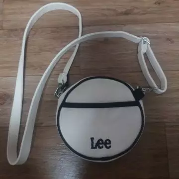 이거랑 연청 중에 엄청 고민하다가 산건데휘뚜루마뚜루 매고 다니기 너무 좋아요!사이즈