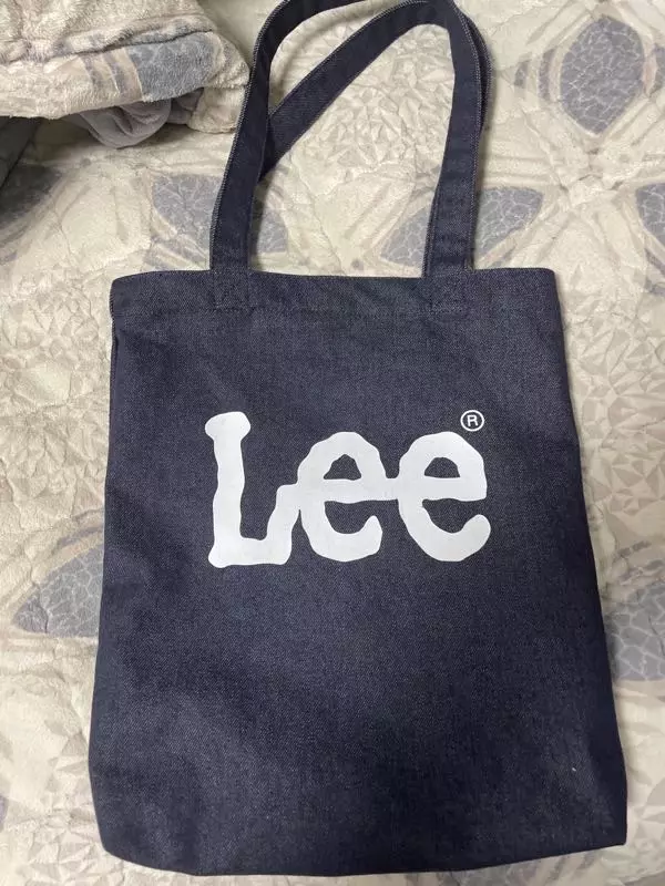 크기도 커서 15인치 그램 노트북도 숙숙 들어가고 색깔도 너무너무 이뻐용