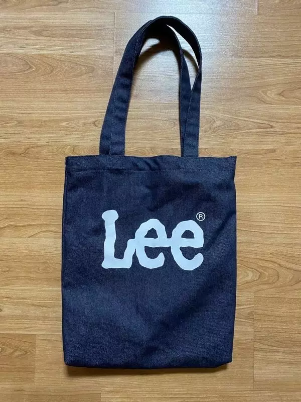 색감도 이쁘고 심플하니 데일리로 자주 입어요! 공간이 의외로 적어서 짐이 적은 날만 