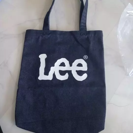 친구 선물 주려고 샀는데 이쁘네요.크기는 놀러다닐때 쓸 수 있을 정도에 크기고 생각보