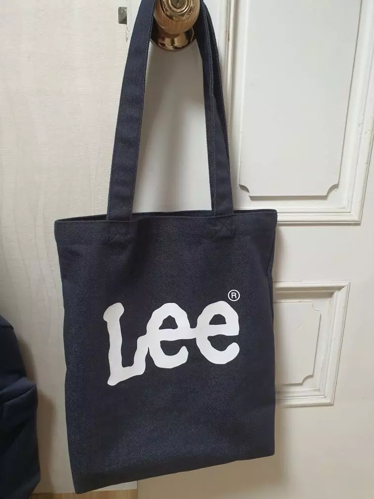 색감이 사진이랑 똑같아요.로고도 마음에 들고 수납공간은 넓은데 두터운 아웃터 입고 