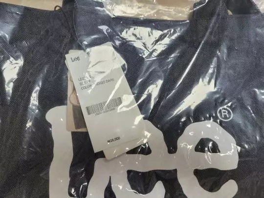 선물로 샀어요 그 특유의 청? 느낌이 맘에 들고 좋아해줬으면 좋겠네요!