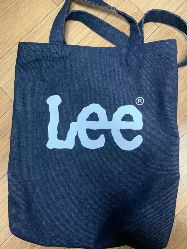 진짜 이뻐용 수납공간도 넉넉해요처음 쓸 때 안에 청색 먼지가 너무 붙어요 ㅠㅠ