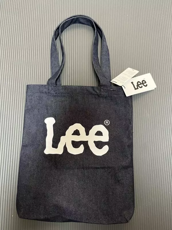 데님 느낌나고 예뻐서 가볍게 들고 다니기 좋을 것 같네요 약간 새거 냄새가 나긴하지만