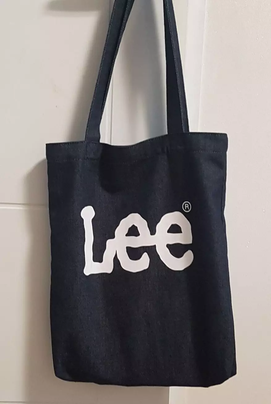 학원 가방 하려고 샀어요.보시는 바와 같이 깔끔합니다.그런데 어깨걸이 부분에 바느질